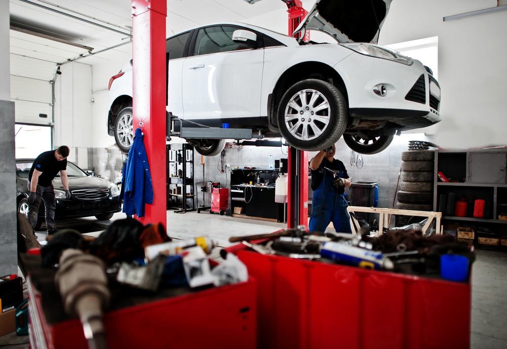 Servis atölyesinde liftte araç