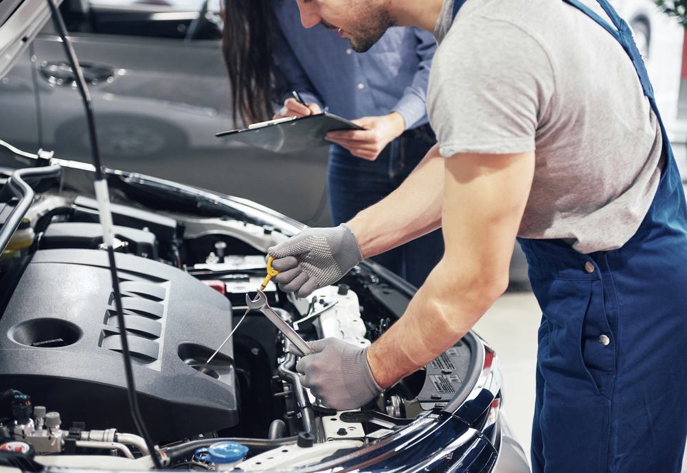 Usta ve araç sahibi motor bölümünü birlikte kontrol ediyor